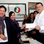 Entrega Pablo aportación municipal del programa Escuelas de Calidad