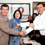 Entrega Pablo aportación municipal del programa Escuelas de Calidad