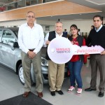 Entregan automóvil a enfermera