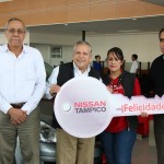 Entregan automóvil a enfermera