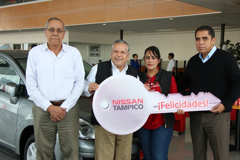 Entregan automóvil a enfermera