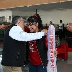 Entregan automóvil a enfermera