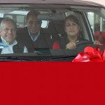 Entregan automóvil a enfermera