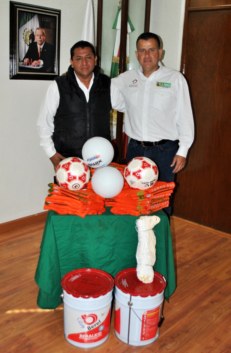 Entrega Alcalde material deportivo al Cobat 23 de División del Norte