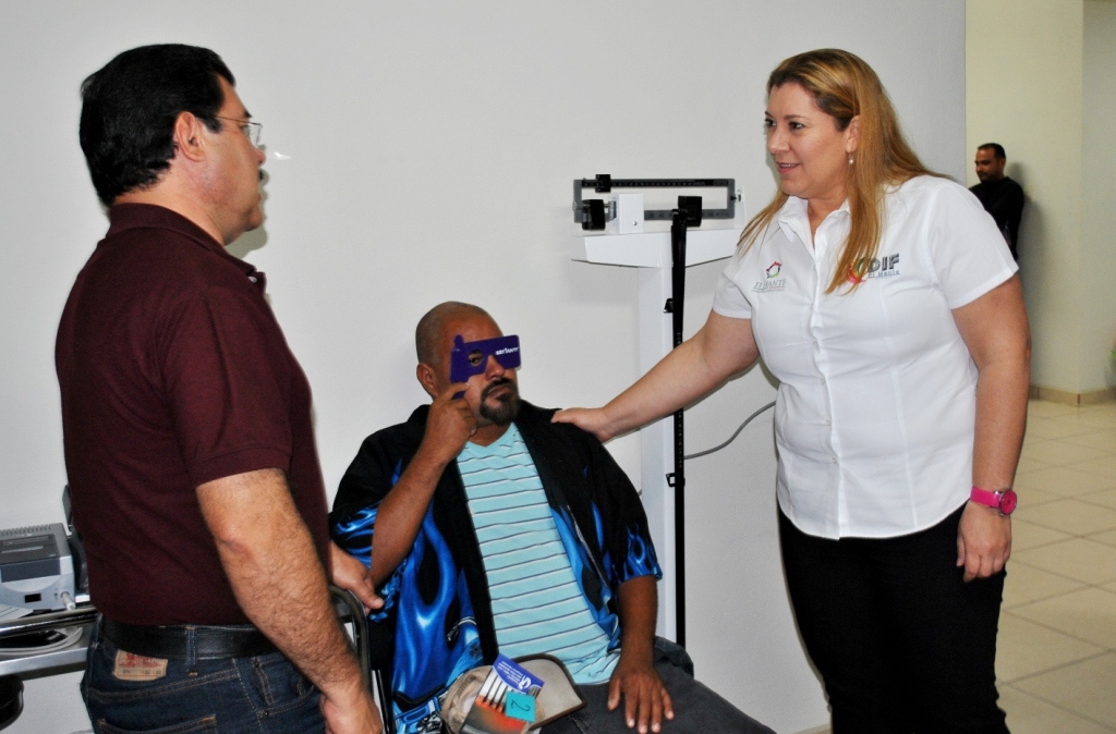 En Mante dan seguimiento a la salud visual de familias vulnerables