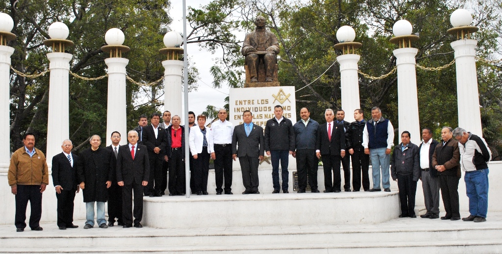 Alcalde y autoridades masónicas realizan guardia de honor