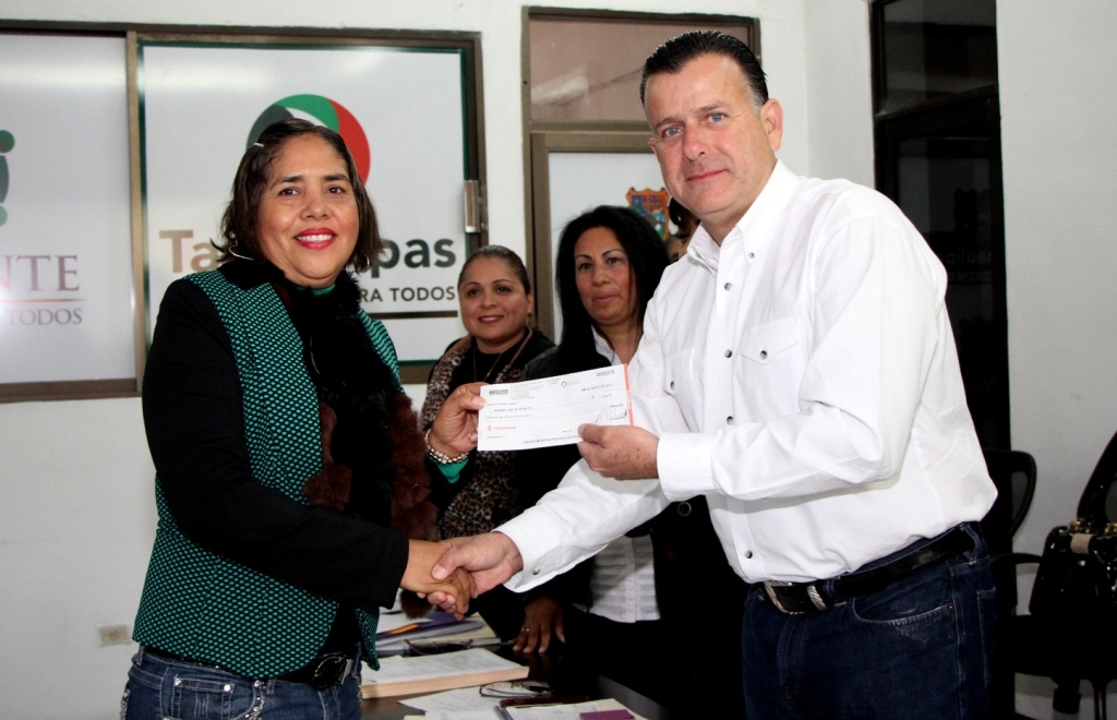 Entrega Pablo aportación municipal del programa Escuelas de Calidad