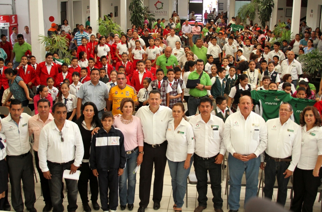 Entrega Pablo uniformes a seleccionados de la Olimpiada escolar