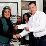 Entrega Pablo aportación municipal del programa Escuelas de Calidad