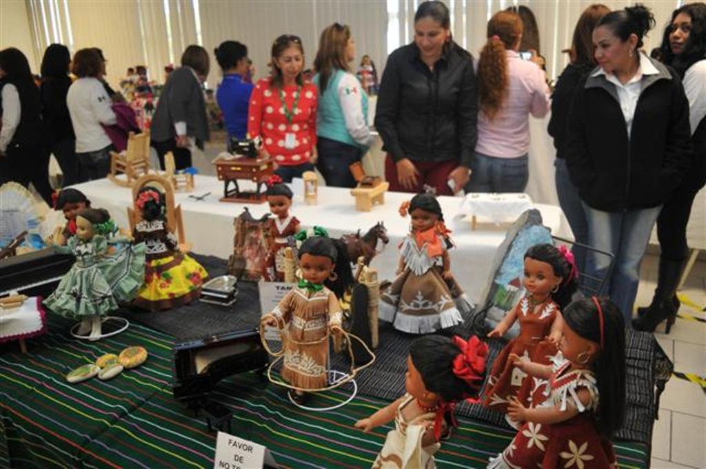 Pasean mujeres entre la equidad y cultura de México Pasean mujeres entre la equidad y cultura de México