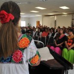 Pasean mujeres entre la equidad y cultura de México