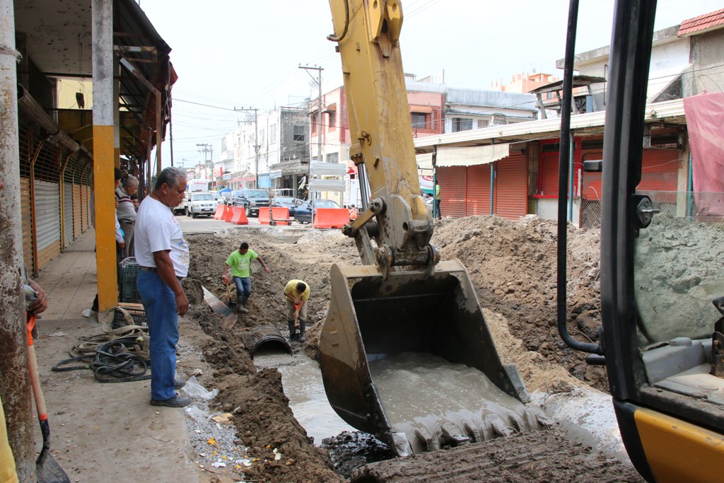 Realizan estado y municipio la introducción de infraestructura hidrosanitaria y pluvial en la calle Héroes de Nacozari