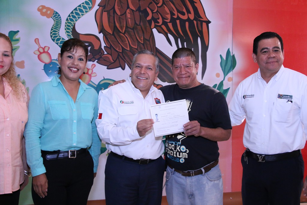 Entregan Gobierno de Tampico e ITEA certificados de primaria y secundaria a empleados municipales