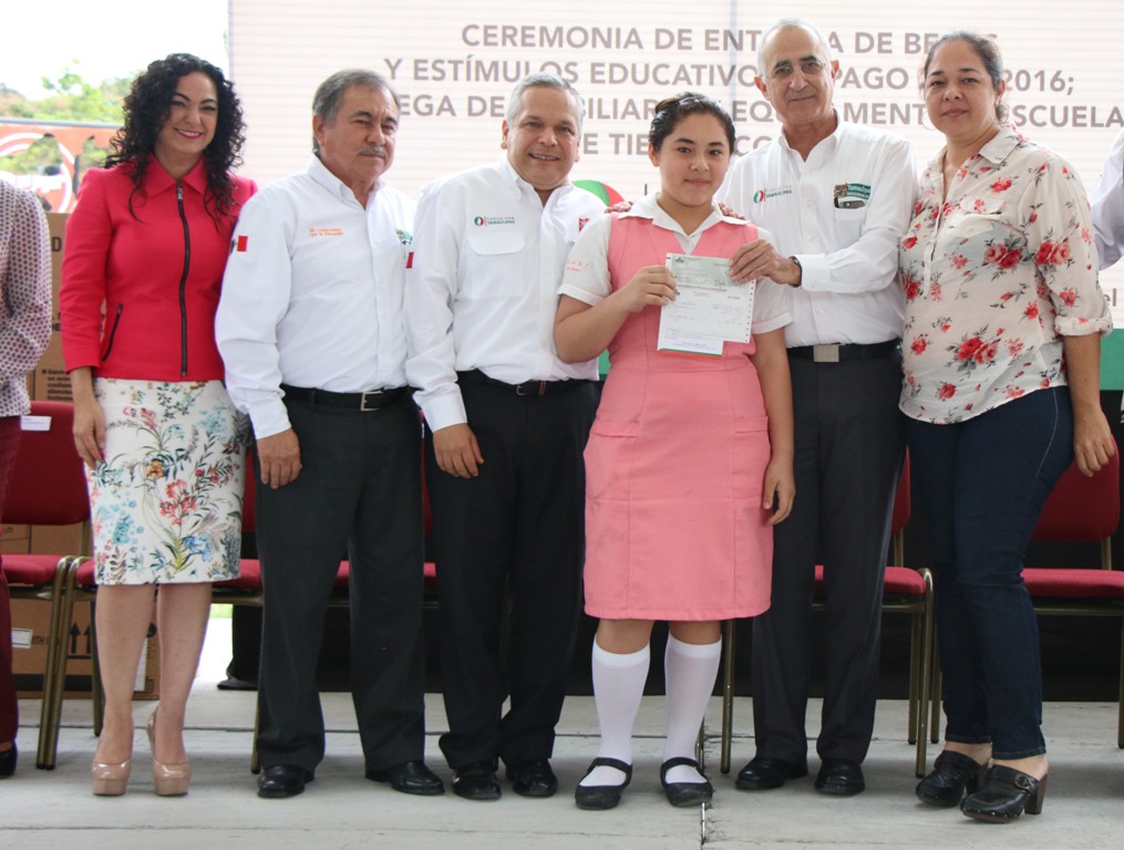Entregan estado y municipio más de cinco millones de pesos en estímulos educativos en Tampico