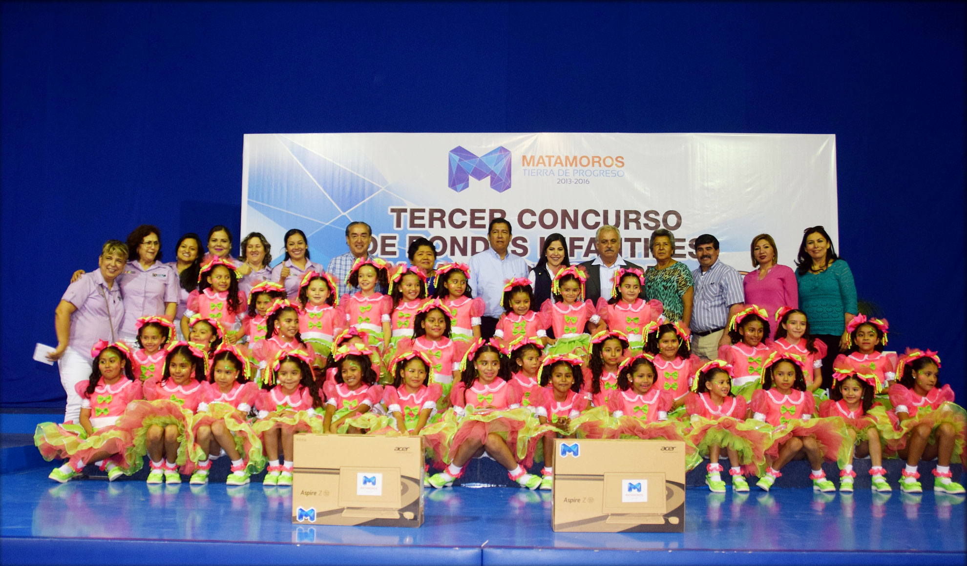 Premia Lety Salazar a ganadores del concurso de rondas infantiles