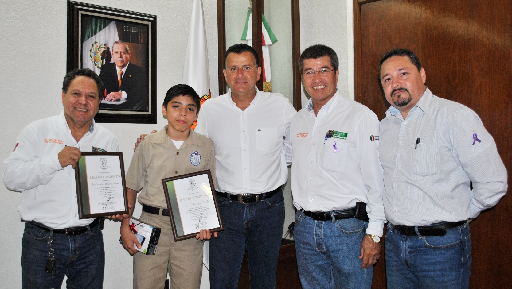 Distingue Municipio a estudiante ejemplar