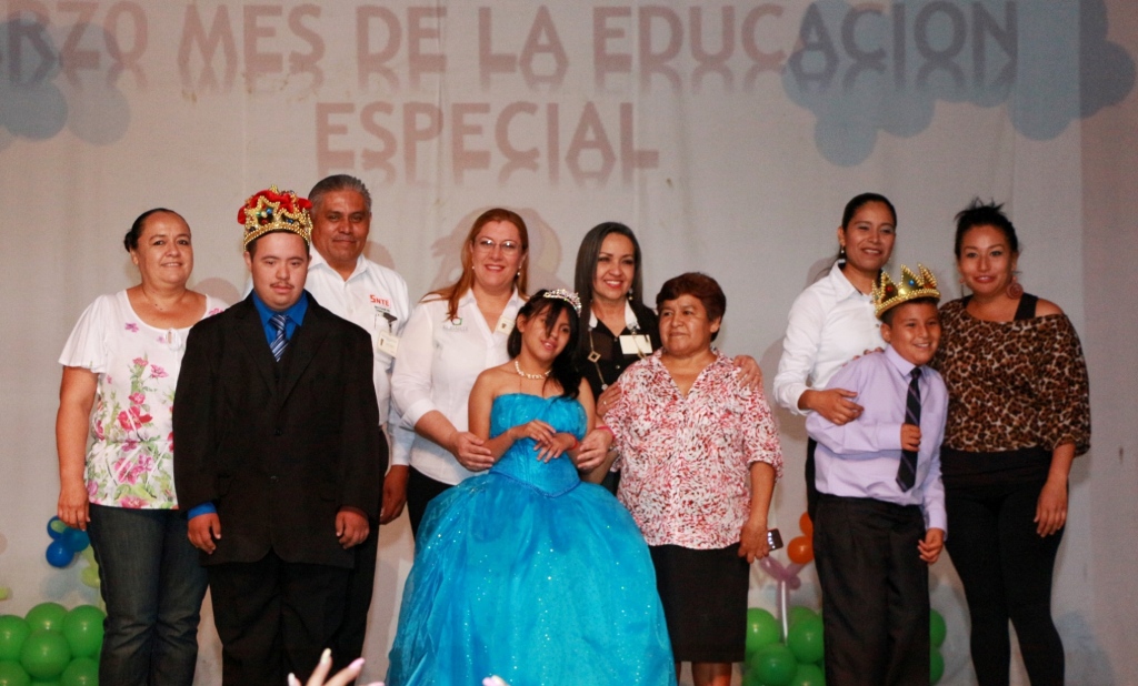 Asiste Verónica a festival artístico del CAM Club Rotario