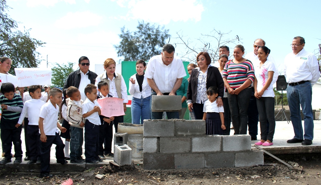 Coloca Alcalde la primera piedra de desayunador
