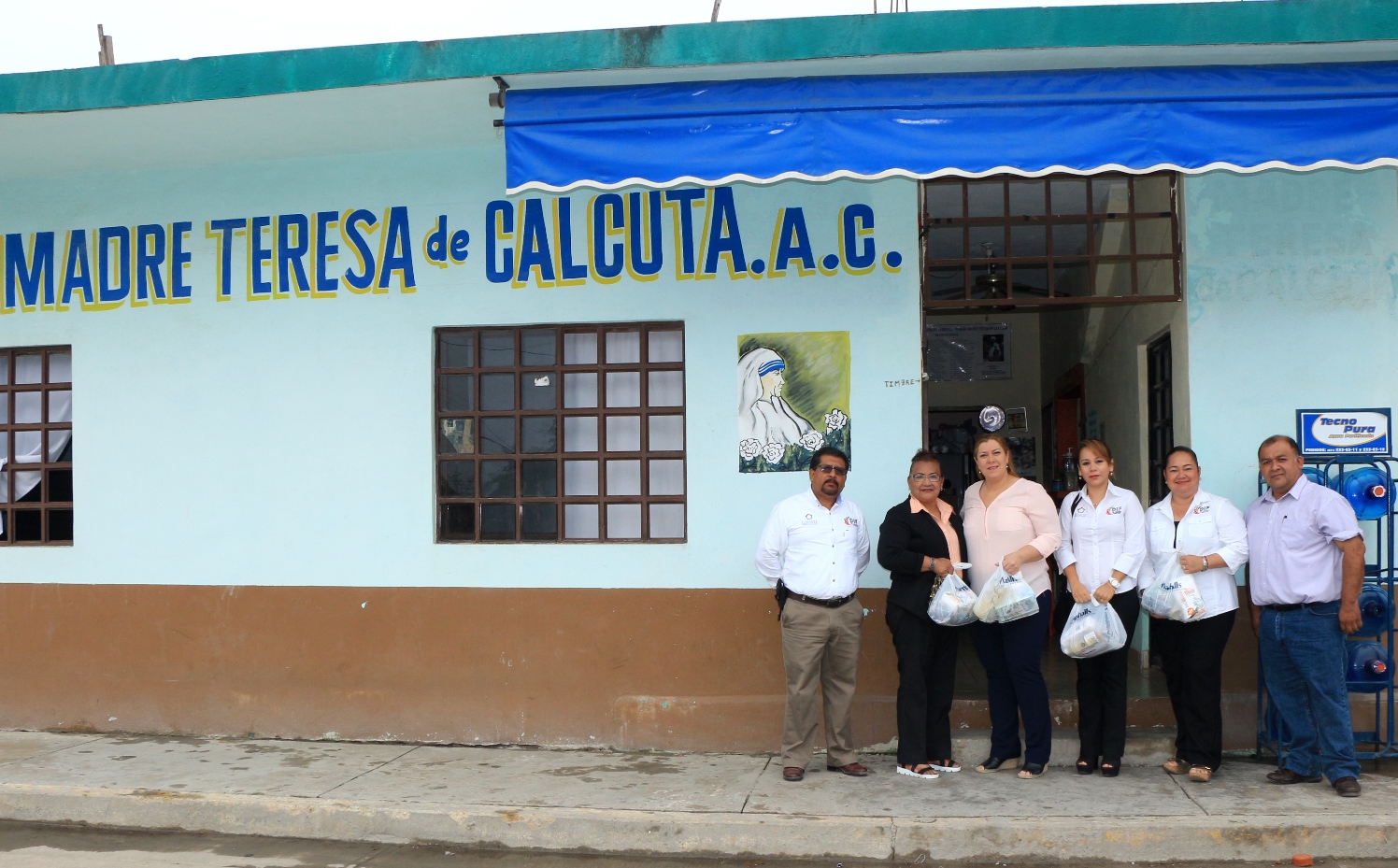 Reparte Verónica despensas a albergue Madre Teresa de Calcuta