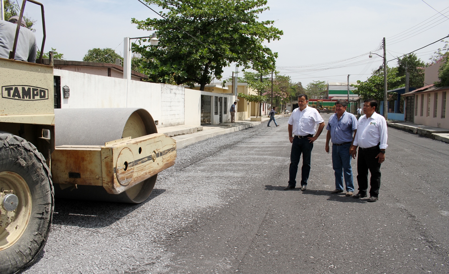 Supervisa Alcalde obra de pavimentación de calle Calderas