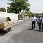Supervisa Alcalde obra de pavimentación de calle Calderas