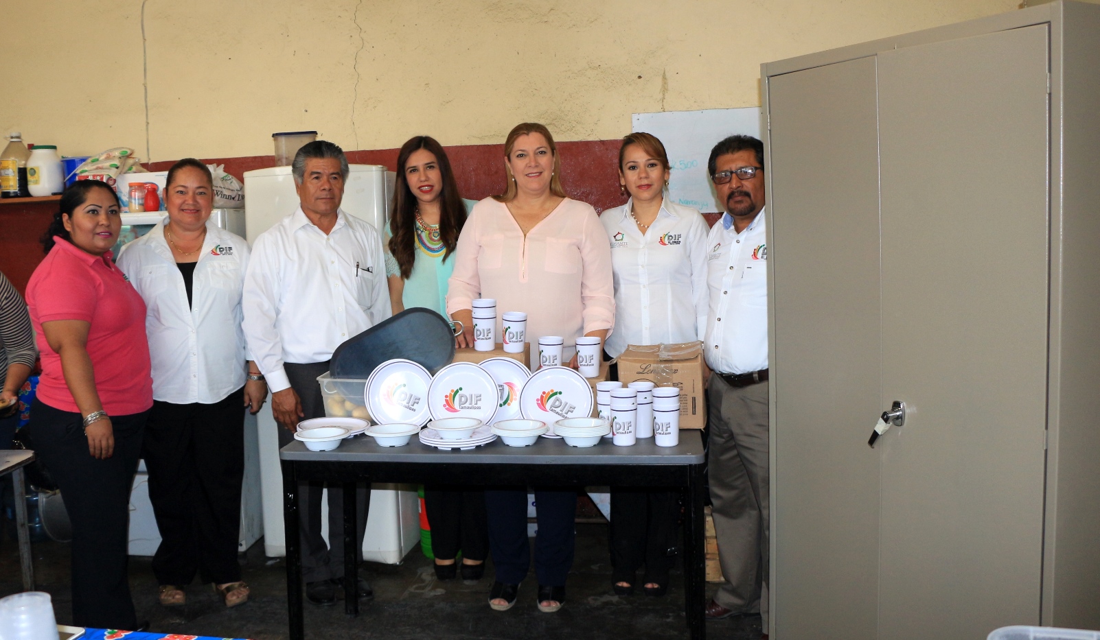 Distribuye DIF utensilios y alacena en la “Jaime Torres Bodet”