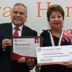 Entrega alcalde Gustavo Torres medalla al Mérito Educativo “Lauro Aguirre” a la profesora Martha Barroso Maya
