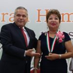 Entrega alcalde Gustavo Torres medalla al Mérito Educativo “Lauro Aguirre” a la profesora Martha Barroso Maya