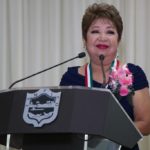 Entrega alcalde Gustavo Torres medalla al Mérito Educativo “Lauro Aguirre” a la profesora Martha Barroso Maya