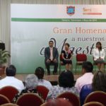 Entrega alcalde Gustavo Torres medalla al Mérito Educativo “Lauro Aguirre” a la profesora Martha Barroso Maya