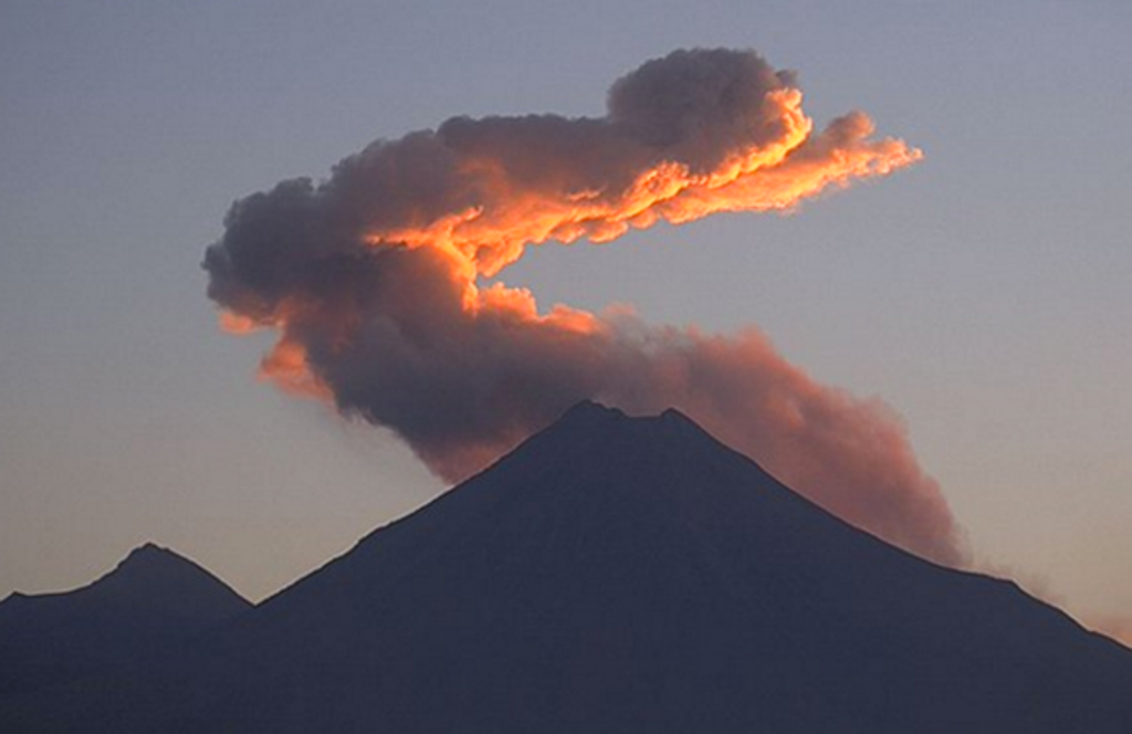Volcán de Colima emite fumarola de mil metros