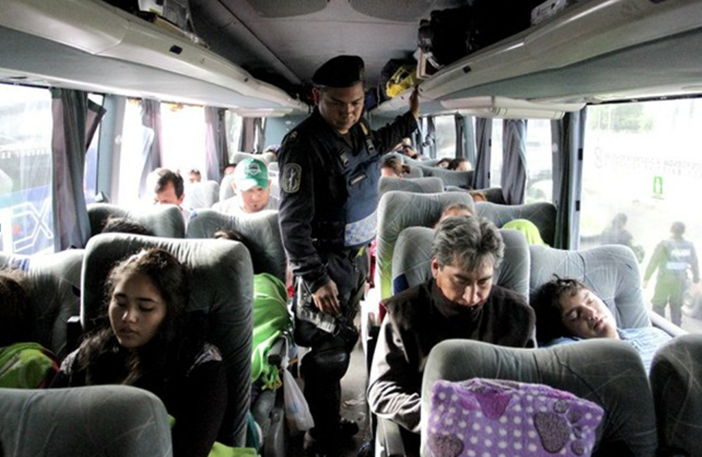 Policía revisa caravana detenida de la CNTE Policía revisa caravana detenida de la CNTE