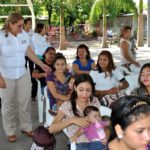 Reciben grupos vulnerables estímulos económicos del DIF