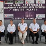 Reciben grupos vulnerables estímulos económicos del DIF