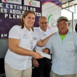 Reciben grupos vulnerables estímulos económicos del DIF