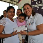 Reciben grupos vulnerables estímulos económicos del DIF