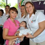 Reciben grupos vulnerables estímulos económicos del DIF