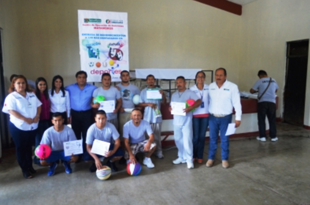 Entregan certificados de primaria y secundaria a internos de Reynosa