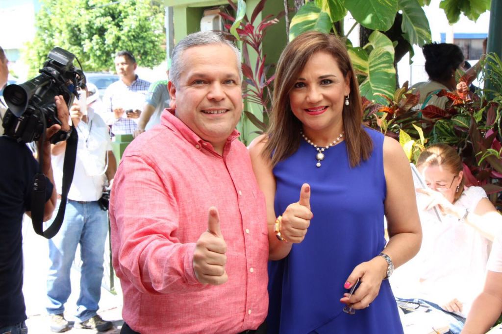 Ejerce su voto el presidente municipal de Tampico, Gustavo Torres Salinas