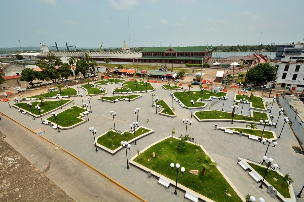 Acumulamiento de basura, causante de la inundación en la plaza Hijas de Tampico