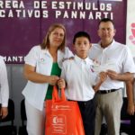 Entregan Pablo y Verónica estímulos educativos de Pannarti