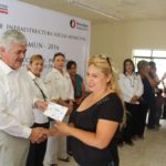 Entrega el alcalde 42 acciones de "piso firme"