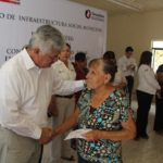 Entrega el alcalde 42 acciones de "piso firme"