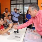 Ejerce su voto el presidente municipal de Tampico, Gustavo Torres Salinas