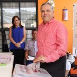 Ejerce su voto el presidente municipal de Tampico, Gustavo Torres Salinas