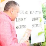 Ejerce su voto el presidente municipal de Tampico, Gustavo Torres Salinas