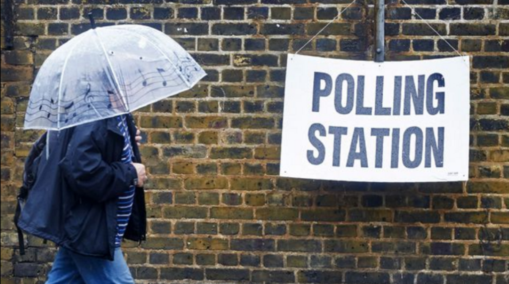Bajo fuertes lluvias, británicos votan en histórico referendo