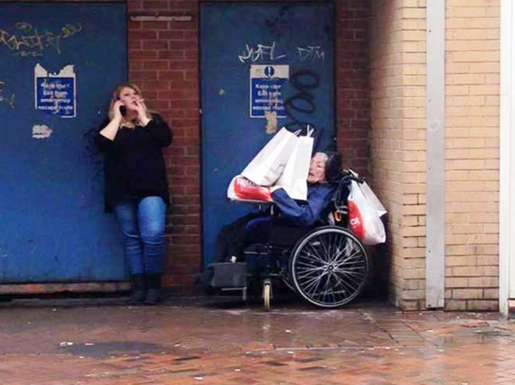 La indignante foto de una trabajadora social que le costó el empleo La indignante foto de una trabajadora social que le costó el empleo