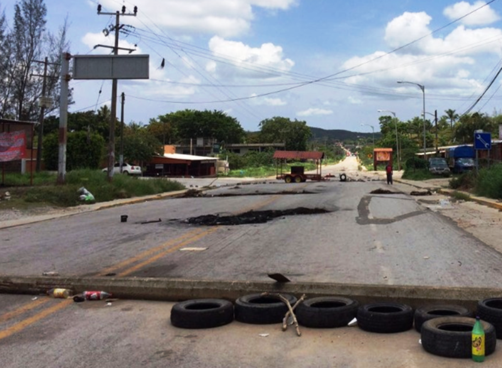 Continúan bloqueos y retenes de la CNTE en Oaxaca