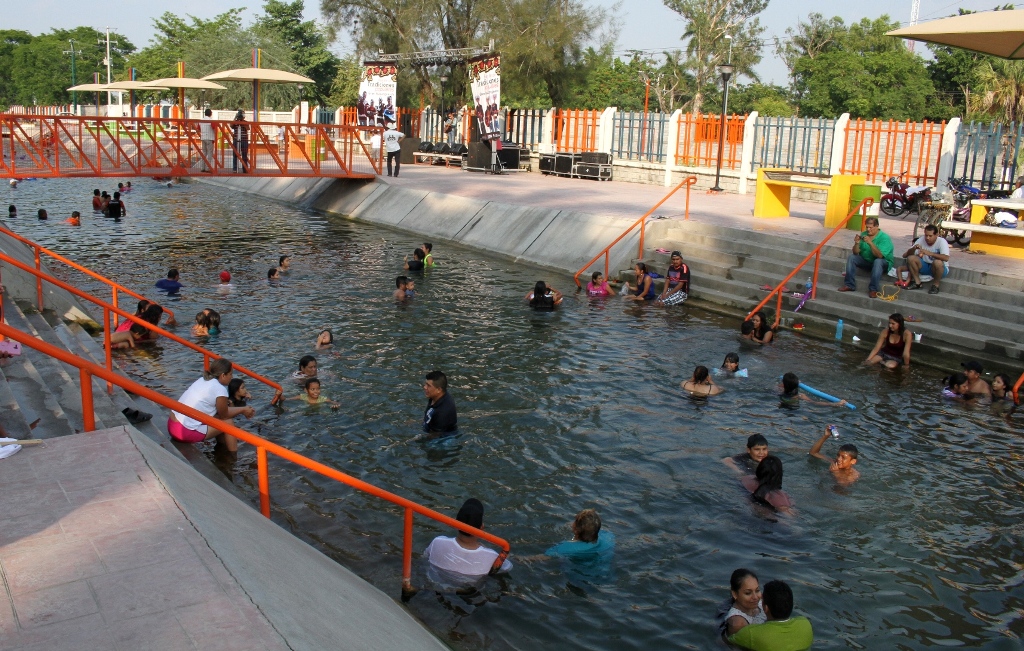Disfrutan mantenses de gran huapangueada en Balneario La Difusora